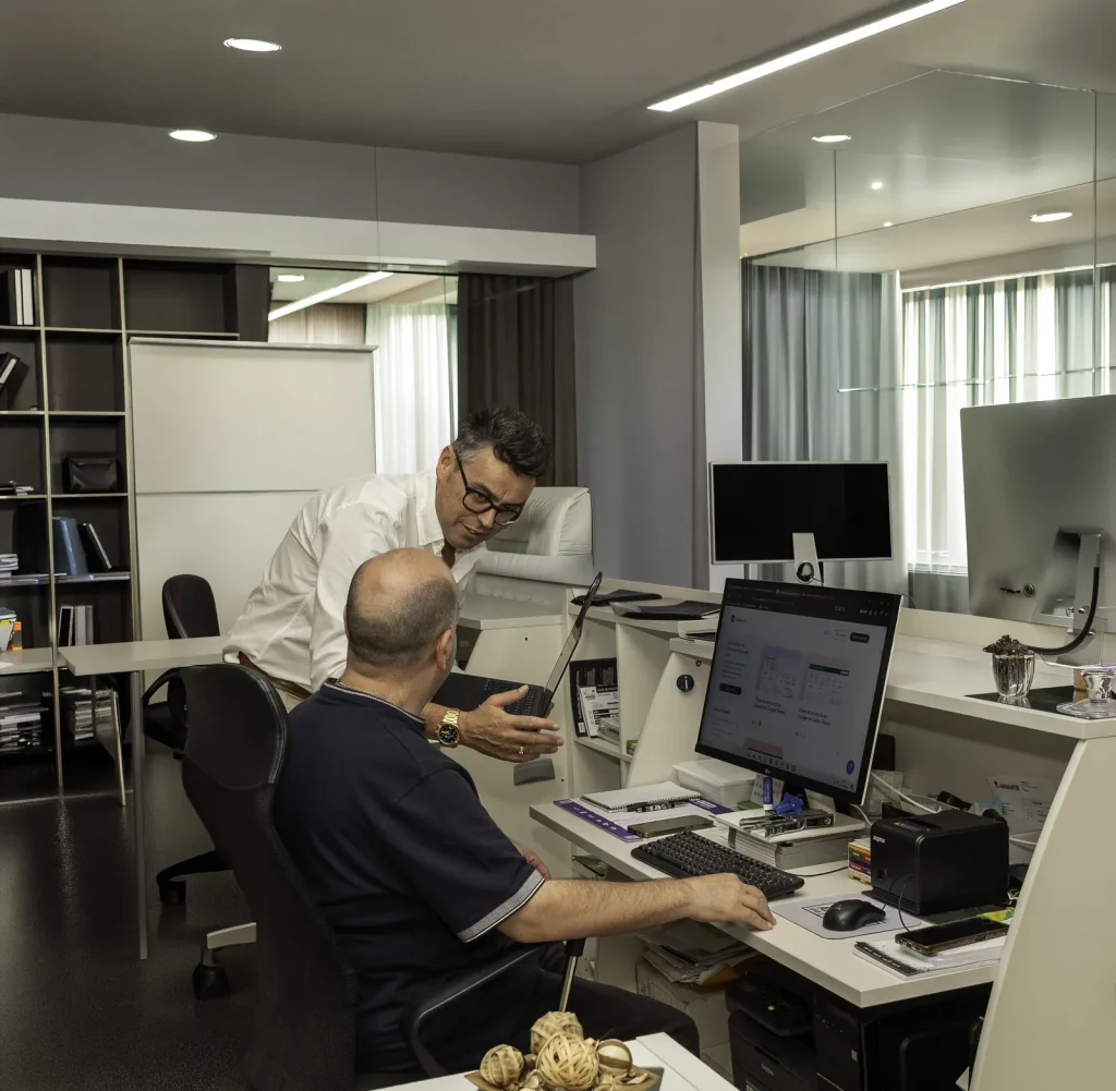 Francisco Gutiérrez revisando una campaña con cliente